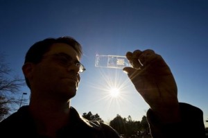glitter solar cells 1 WVLKn 69 300x199 Glitter Sized Photovoltaic Cells Expected to Produce More Power at Less Cost