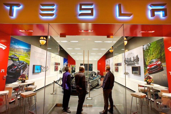 Tesla Model S on Display in Tesla Gallery, but Don't Ask Any Questions